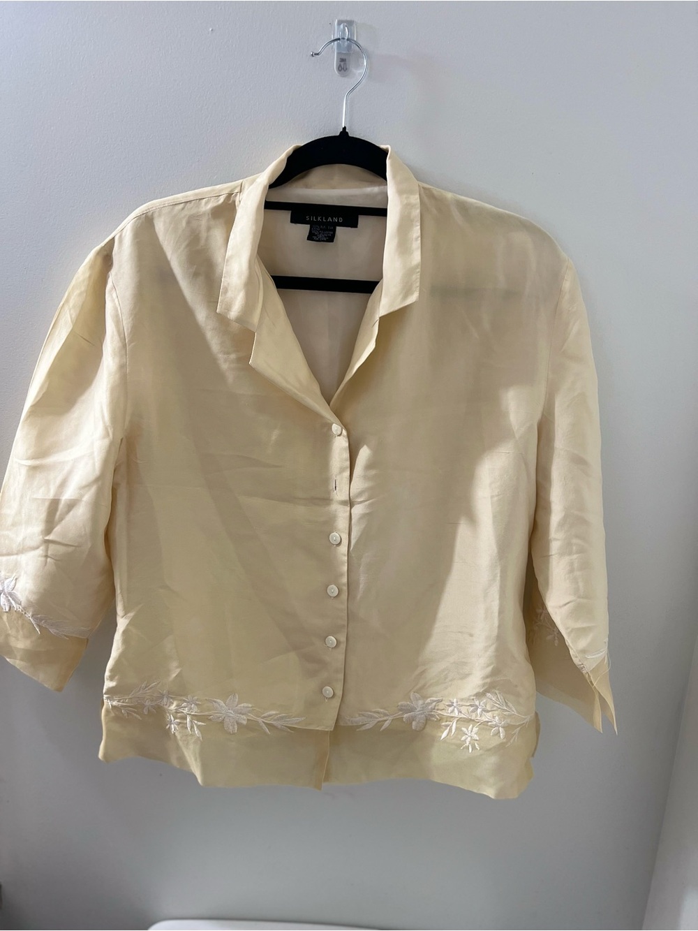 SilkLand Pale Yellow Short-Sleeve Button Front Shirt with Embroidered Hem
